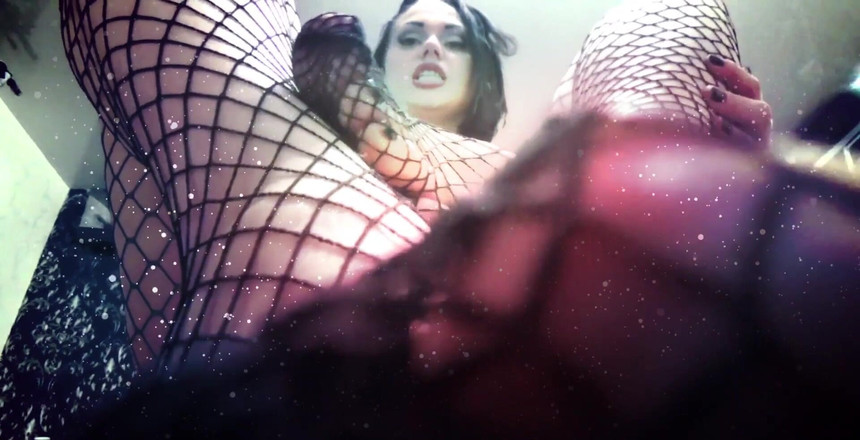 Goddess Misha Goldy: 一条热辣的渔网连裤袜覆盖着我完美的双腿。这让你已经流口水了，跪在地上虚弱了。