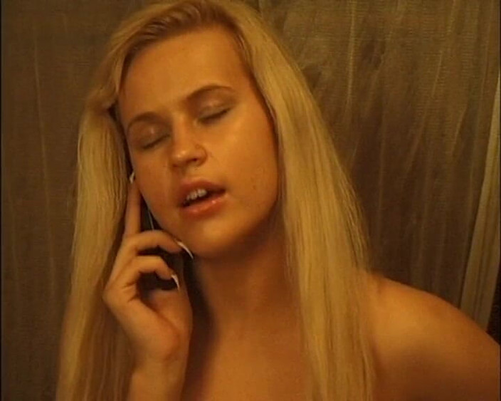 After college teen: Ugne první casting s teenagerkou masturbující její blonďatou kundou