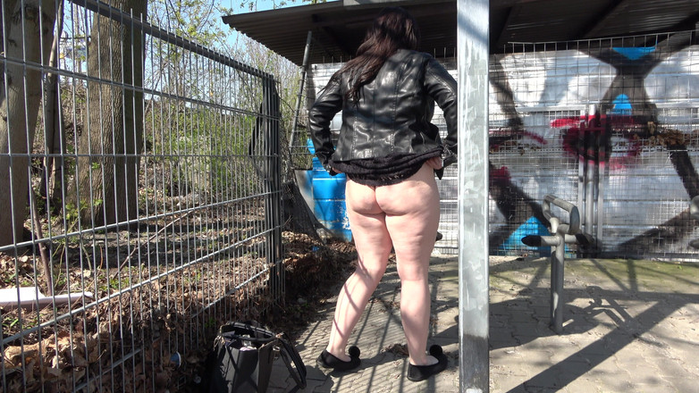 German amateur - 100% German hardcore videos: Жирна німецька повія любить писяти на публіці