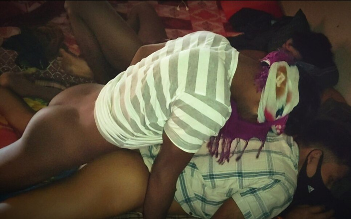 Xtremee: Індійський секс утрьох гей - будинок легкий і повністю трахає красиву молоду дупу, трахаючи молодого чувака