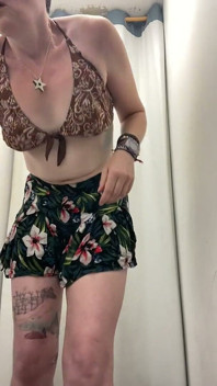 Strip-tease dans un magasin pendant que je me déshabille pour essayer des robes et un haut en bikini