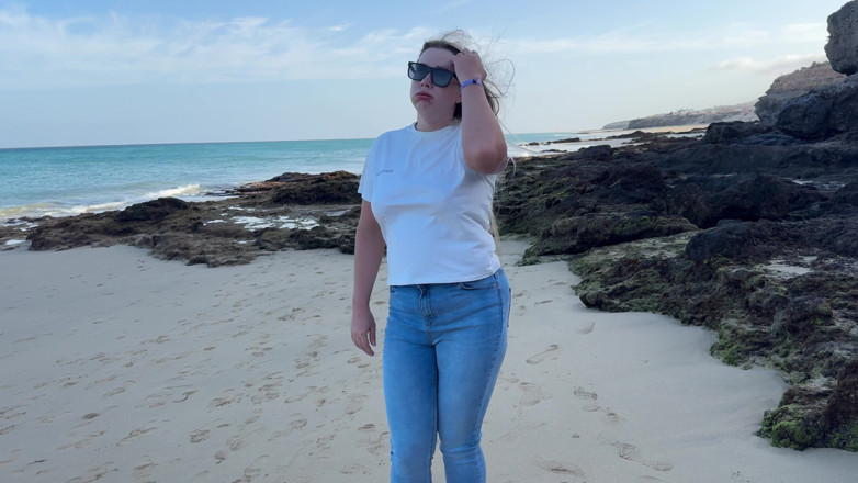 Emma Voyeur: Mijando Em Jeans Apertados Na Praia Pública