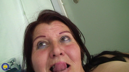 Mature NL: A Maria le encanta mostrarnos sus grandes tetas y su...