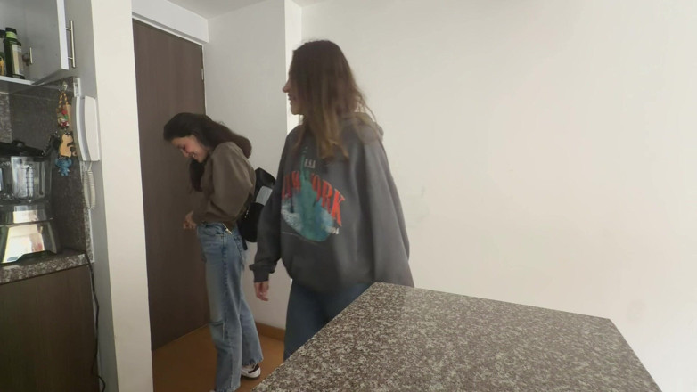 scarlettandc: Lesbijka dominuje nade mną przed pracą