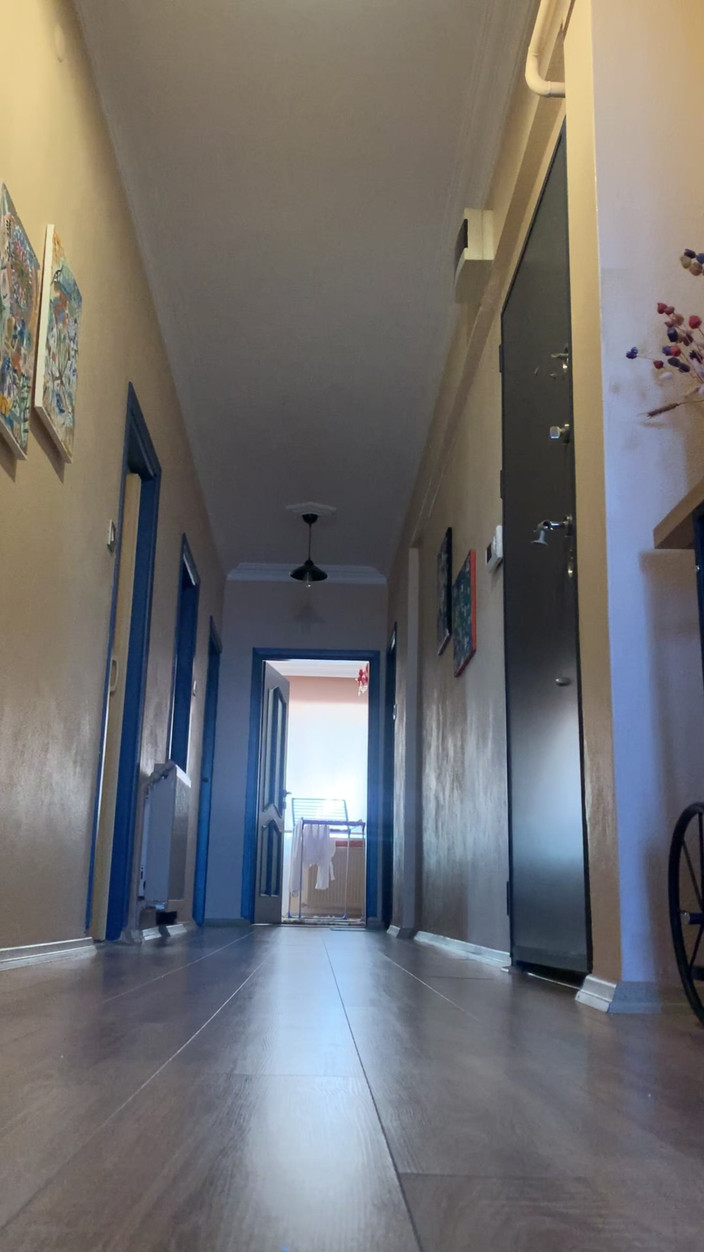 cd_aysemmm: Eu mostrei meu pau para o garoto da pizza (sem sutiã,...