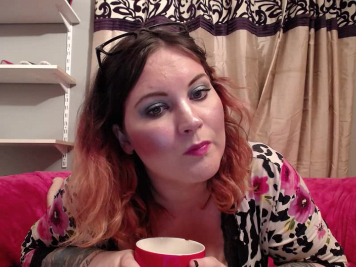 MissFFW: Міс дві жінки й чоловік обожнюють кришувати кубики льоду