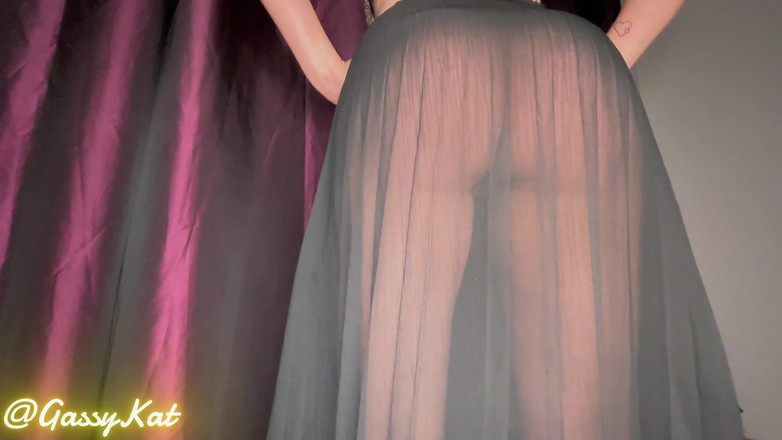 GassyKat: Cewek kentut dengan gaun hitam tembus batas