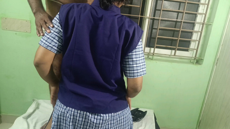 Pushpa studio: Uczennica cieszy łóżko ze swoim chłopakiem z mundurem college'u