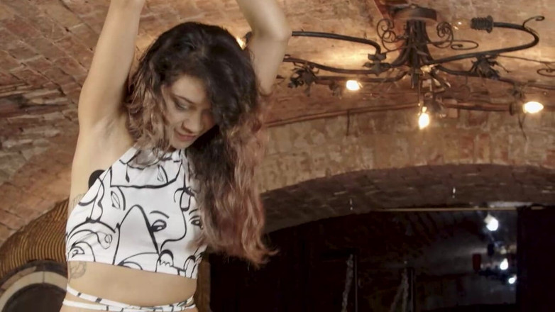 Cruel Furies Femdom: Olor a pies sudorosos