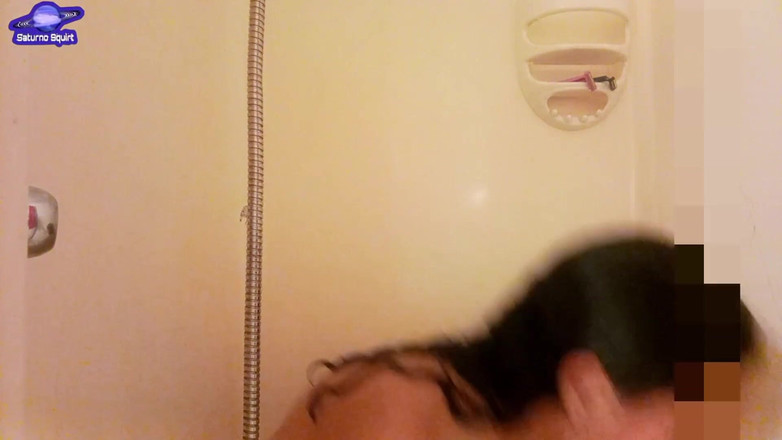 Saturno Squirt: Pov cô bé latina nóng bỏng chơi trong bồn tắm...