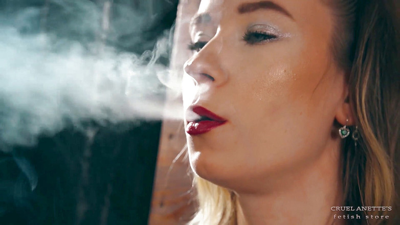 Cruel Anettes fetish world: Kouření zblízka