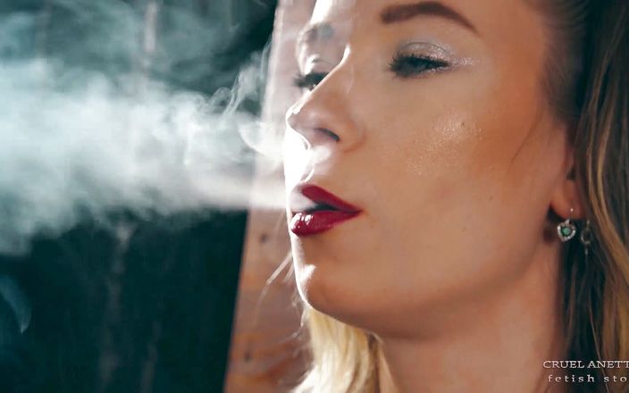Cruel Anettes fetish world: Fumando da vicino