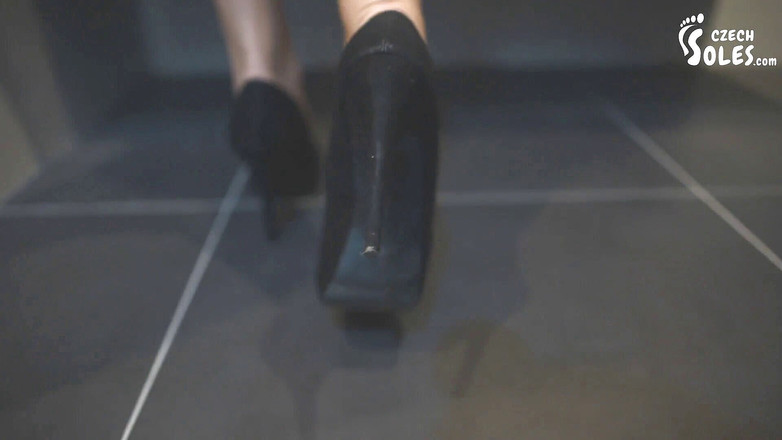 Czech Soles - foot fetish content: Пристрастилася до її ніг і черевиків - відео від першої особи