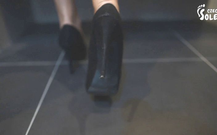 Czech Soles - foot fetish content: 그녀의 발과 신발에 중독 - POV