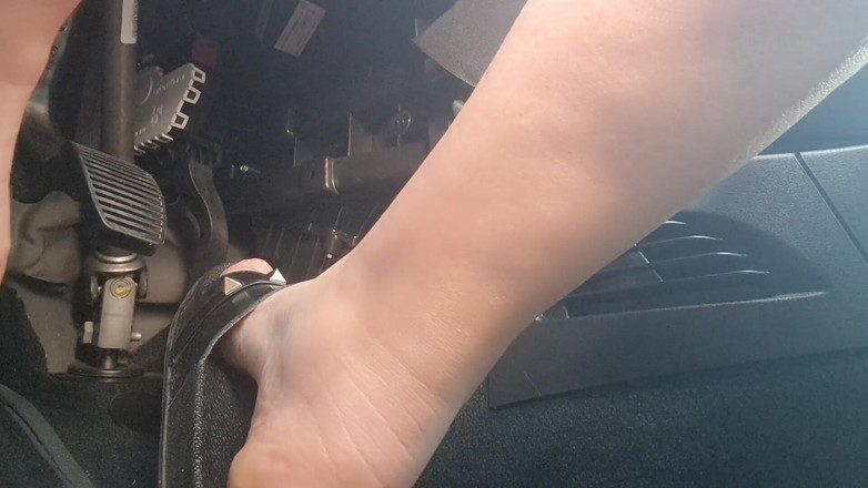 Nicoletta Embassi: Водіння з сексуальними чорними капцями в красивих італійських ногах міста