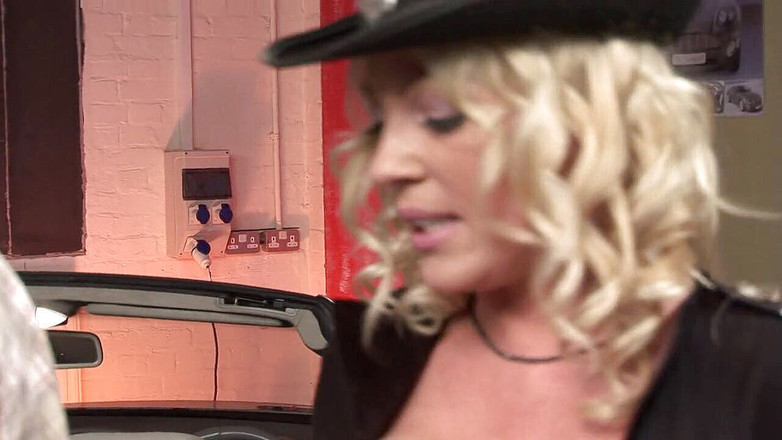 Deep Police Investigation: Sousedství přichycena a vymrdaná kvůli loiteringu