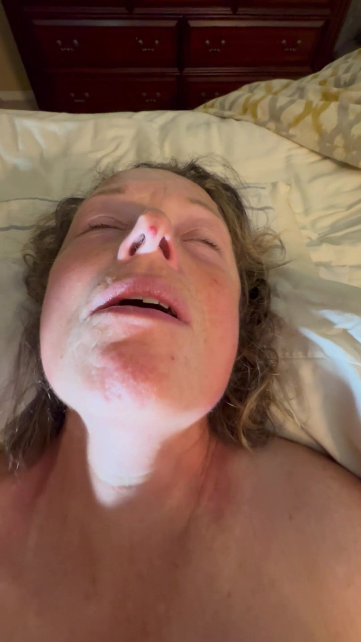 Bonewizzard69: Діва тре неохайну мокру пизду паличкою, просить пальців і члена. Гучні оргазми