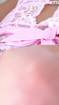 Seksi pembe iç çamaşırlı sulu genç esmer hatun Jessica Lincoln günlüğünü yazarken azdı