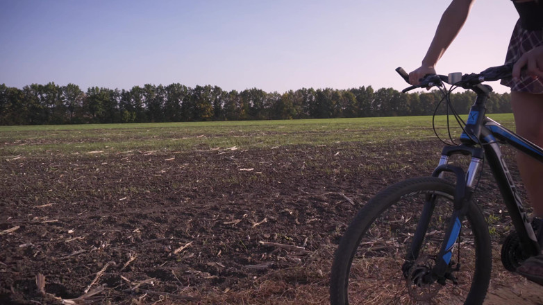 Teasecombo 4K: Mädchen reitet ein fahrrad unter weißem höschen unter rock