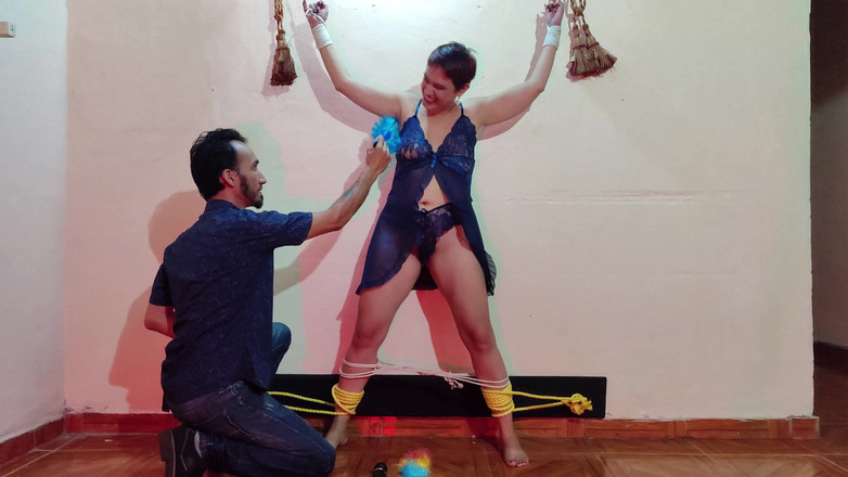 Queensofthefeet: Man bindt me vast met een touw van handen en...