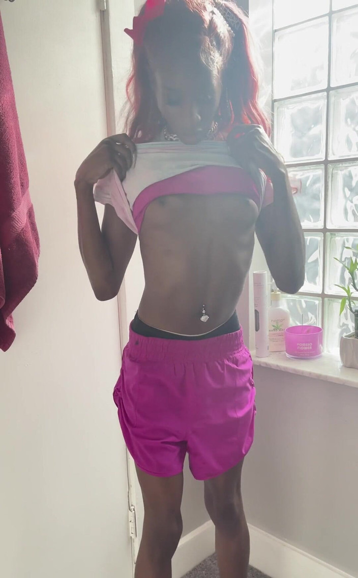 TsHottie: Kim daha fazlasını görmek ister? Utangaç olmak istiyorum