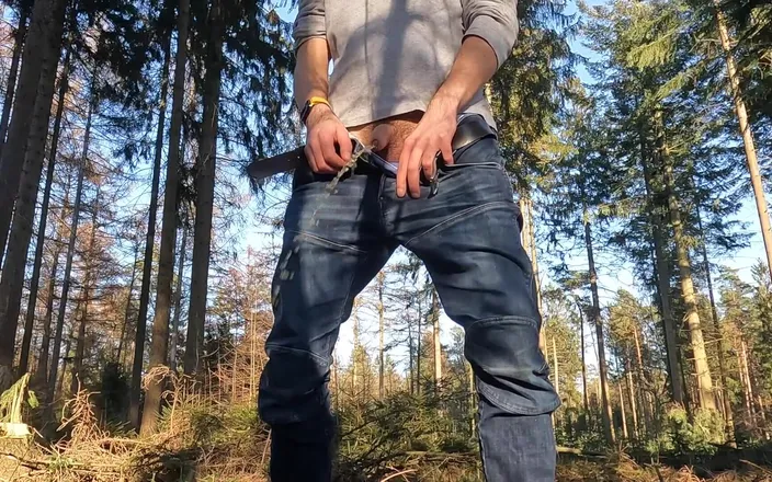 Fratchino: Guy Is Taking a Piss