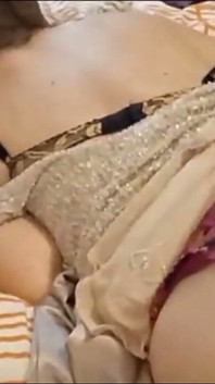 Couple amateur fait maison, lingerie en satin (culotte, sexe avec des vêtements), talons et bas, résille, fellation, fessées