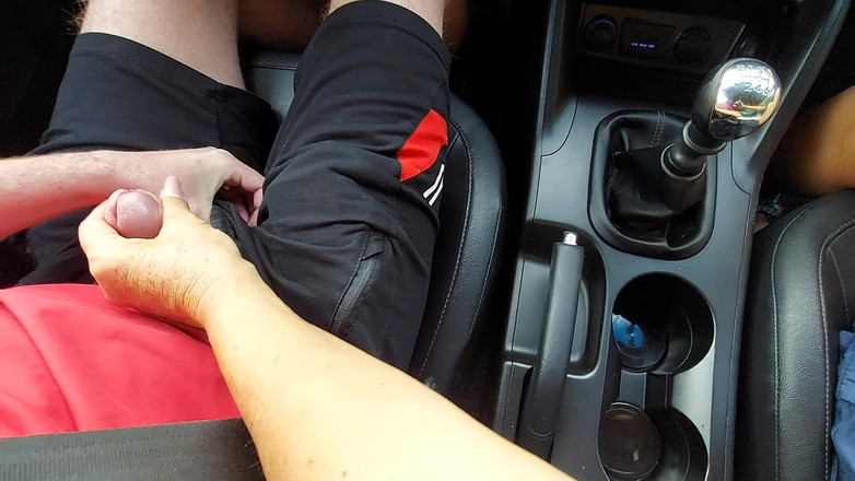 Step Mommy: Kısa etekli ve topuklu seksi olgun ofise giderken şoförünü azdırıyor. birinci...