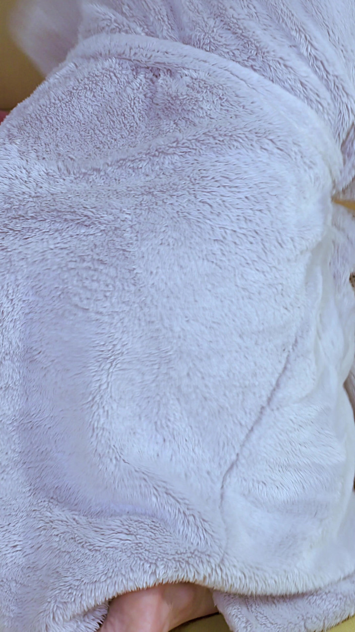 DedeDeville: लड़की अपनी उंगलियों से सोफे पर बाथरोब में हस्तमैथुन करती है और एक विशाल डिल्डो खुद को फुहार वाले चरमसुख में लाता है