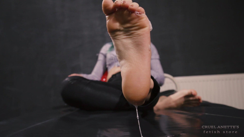 Cruel Anettes fetish world: Spolkněte všechno! POV
