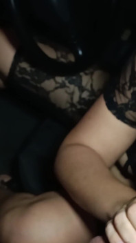 Ik trap pedalen terwijl mijn buurman me helpt de auto te repareren en om hem te betalen zuig ik zijn lul