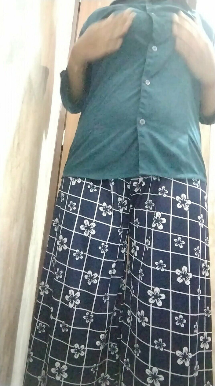 Riyathakur: भारत में पत्नी तेल मालिश में ऊँगली कर रही है