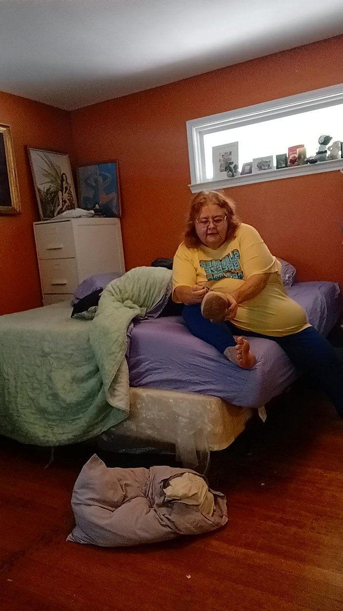 BBW nurse Vicki adventures with friends: Вонючая теннисная обувь Pewwee