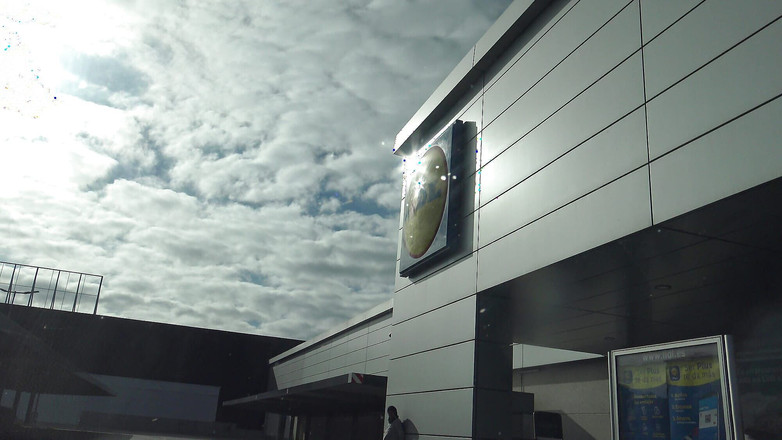 Souzan Halabi: 変態ドイツ人がヒジャーブでシリア難民を拾う