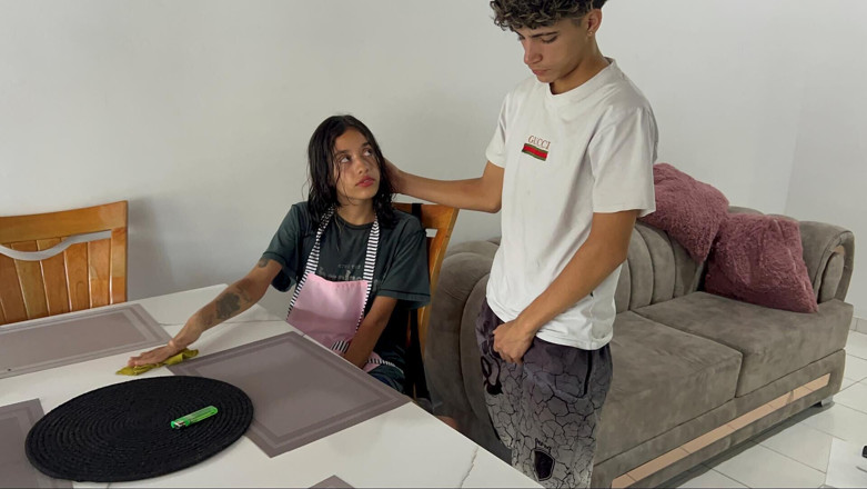 BritannySexxx: Latynoska pokojówka dostaje dobrą dupę jebanie jako zapłatę za swoją...