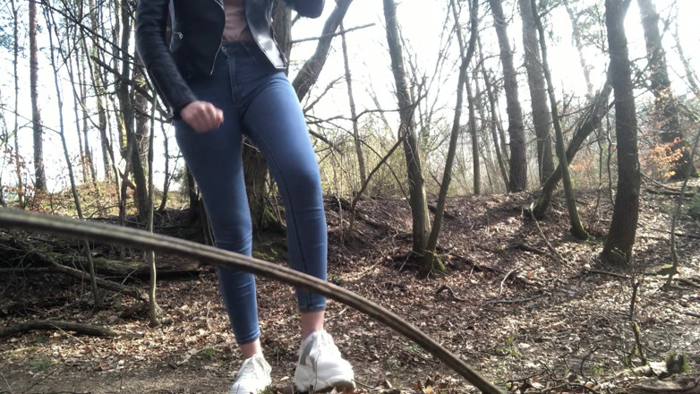Arteya: Kissa i skogen