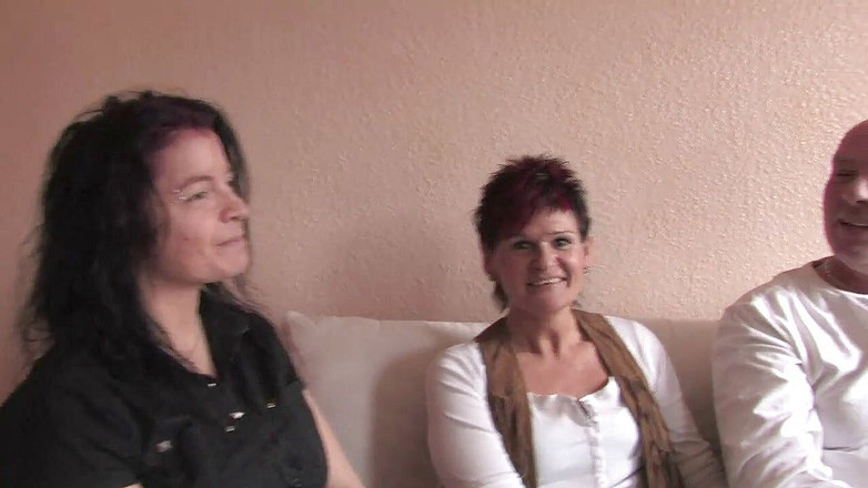 Slutty Milf: 性感熟女喜欢在狂欢中做爱 - DVD