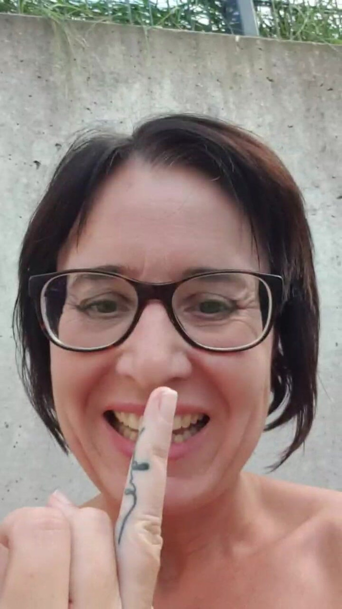 JulieEroticDress: Milf no jardim ao lado dos vizinhos