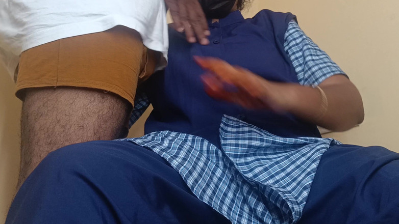 Ilakkiya: Tution master jízdní pozice si užívá se školou s uniformou