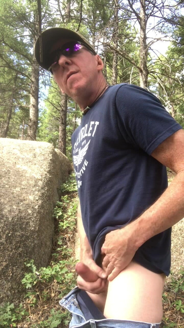 Adam Kaye: La pornostar adam kaye si masturba nei boschi