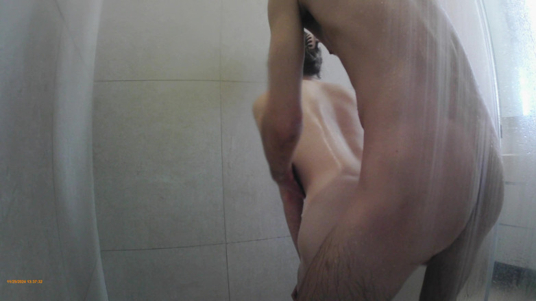 SkinnyWithAHugeDick: Glad En Ongetemd Onze Natste Douche