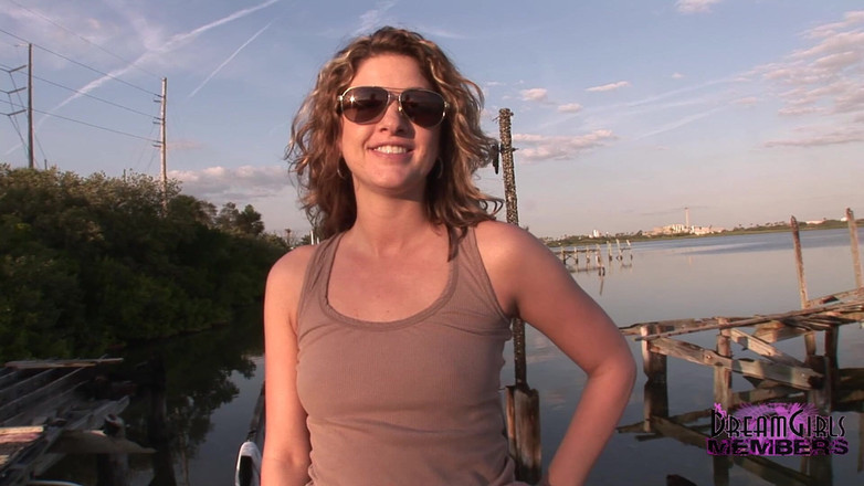 Dream Girls: Krátké záběry kundičky a ukazování venkovních koz