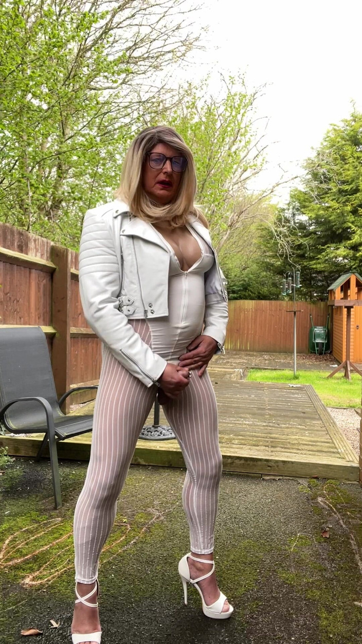 Kellycd2022: Amatérský crossdresser kellycd2022 sexy milf chcaní a masturbace mé sissy...