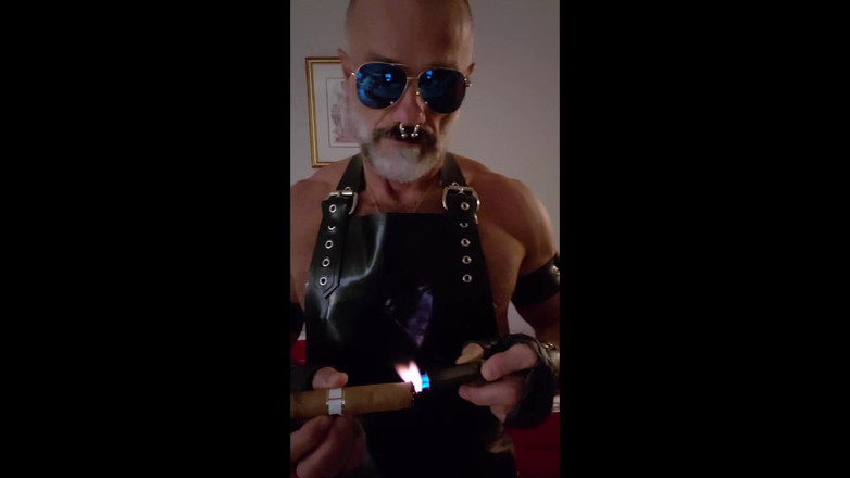 MusclesCigarsFFPig: Zapálení latexového doutníku