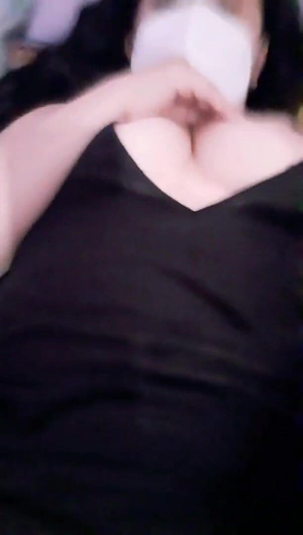 MIA_BEGUM_H: Woman masturbates on video call