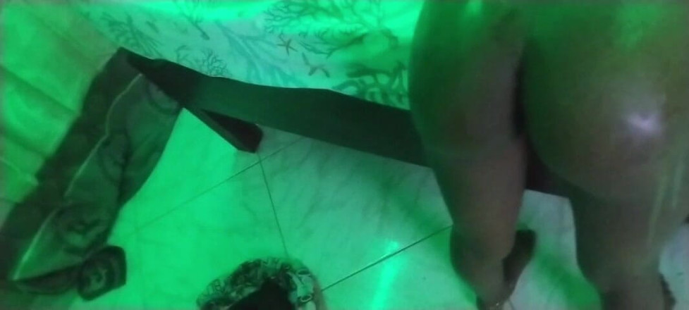 Island Bratz: Memeknya terlalu sempit!! Kontolmu terlalu besar!! Adik tiri kecil nggak...