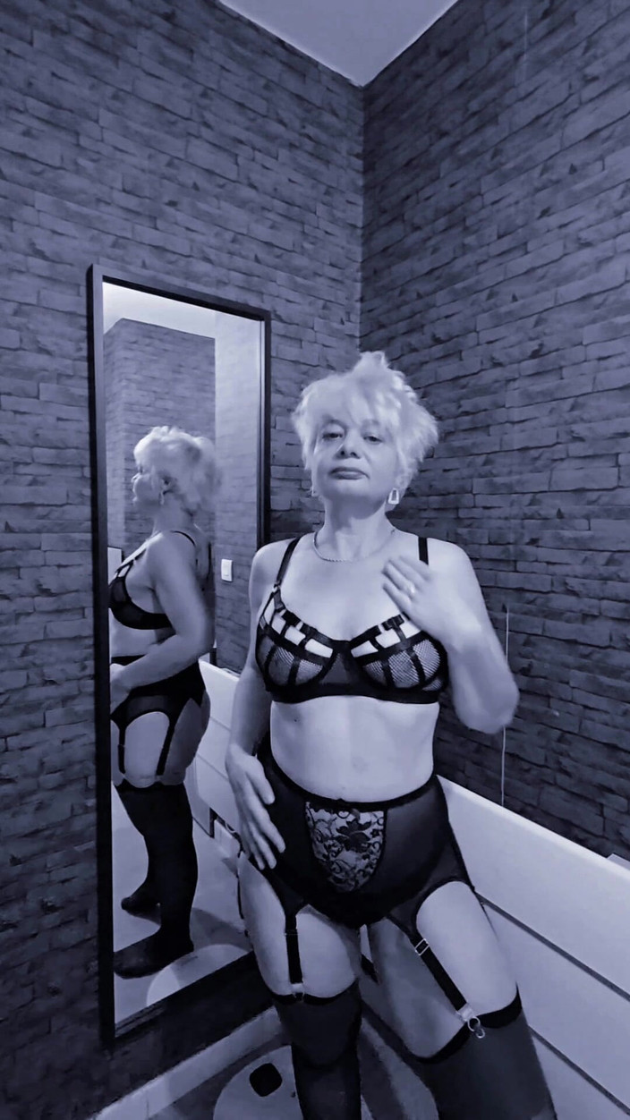 Sofy13: あなた、あなたはよくやっています、あなたのチンポはとても硬いです、うーん、私にそれを吸ってほしいですか?