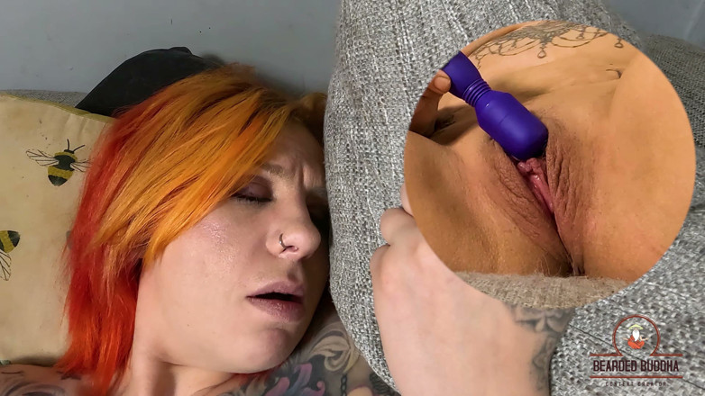 Bearded Buddha: Tätowierte rothaarige solo-masturbation scarlett love fickt ihre haarige muschi mit...