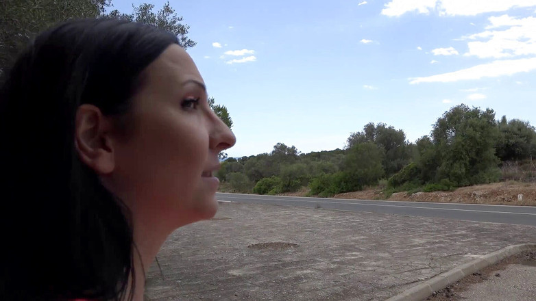 Watersports Media: Брюнетка повія писяє на відкритому повітрі