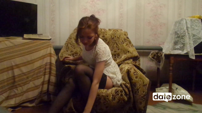 Datezone: Amatur muda dalam stoking berkilat menarik pakaiannya dan melancap di...